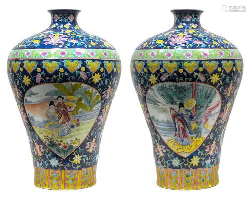 PAIRE DE GRANDS VASES BALUSTRE, CHINE