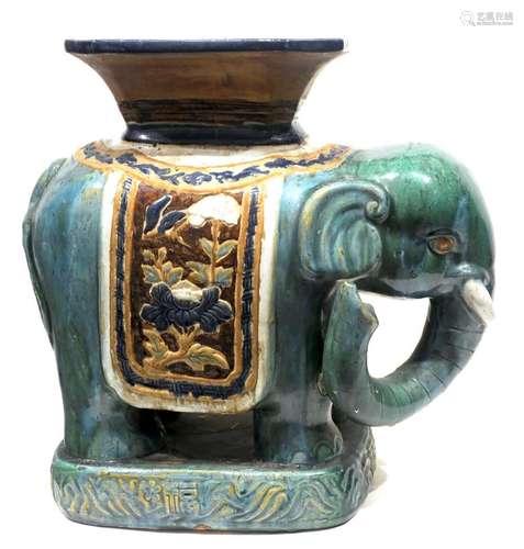 ELEPHANT PORTE-VASE, CHINE