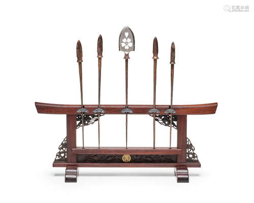 Edo period (1615-1868), 18th/19th century A set of Five Yanone (arrowheads) in a presentation stand