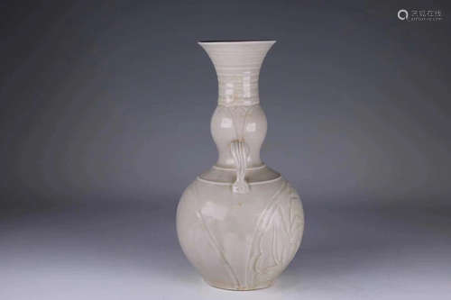 10-12TH CENTURY, A LOTUS PATTERN DING KILN WHITE PORCELAIN VASE, SONG DYNASTY