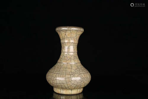 17-19TH CENTURY, A LONGQUAN GE KILN OKHO SPRING BOTTLE, QING DYNASTY