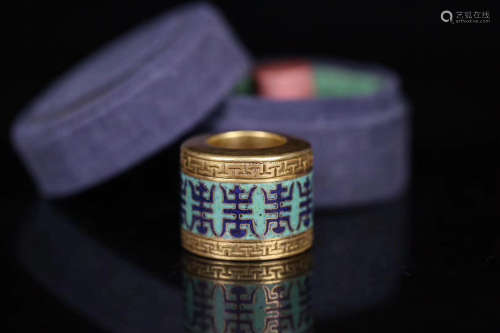 19TH CENTURY, A GILT BRONZE CLOISONNE SHOU PATTERN RING, LATE QING DYNASTY