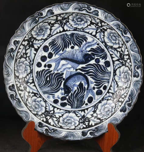 A BLUE&WHITE FISH PATTERN PLATE