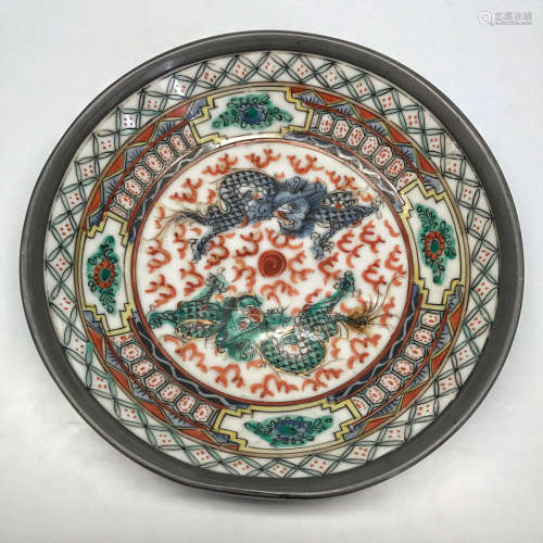 A DOUBLE-DRAGON PATTERN PLATE