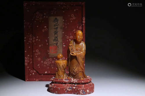 17-19TH CENTURY, AN ARHAT DESIGN SHOUSHAN FIELD YELLOW STONE STATUE, QING DYNASTY