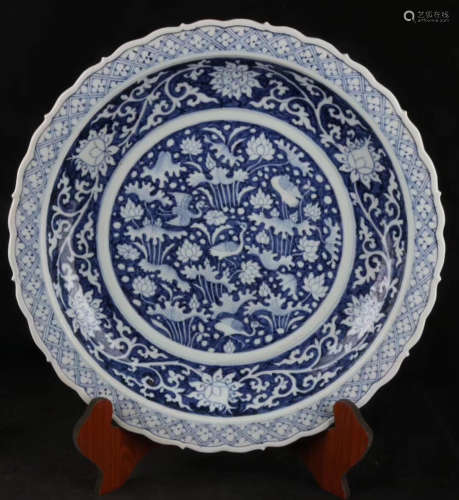 A BLUE&WHITE CRANE PATTERN SUNFLOWER DESIGN PLATE