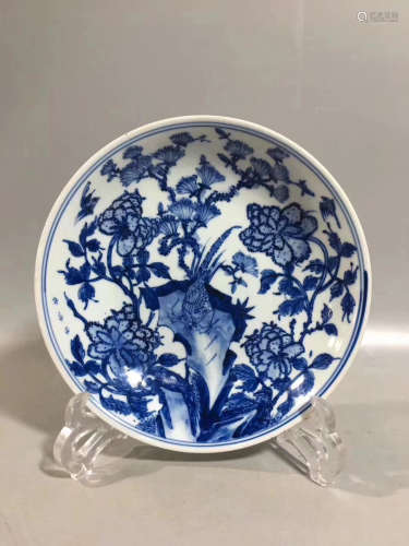 A BLUE&WHITE FLORAL AND BIRD PATTERN PLATE