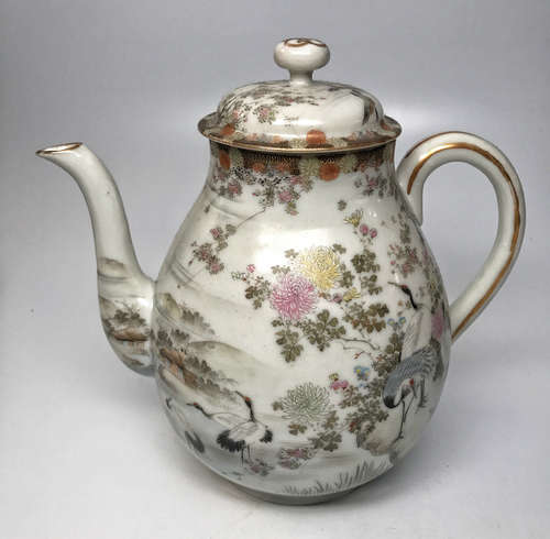 A FLORAL&CRANE PATTERN FAMILLE TEAPOT