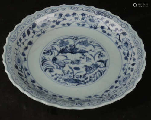 A BLUE&WHITE MANDARIN DUCK PATTERN SUNFLOWER DESIGN PLATE