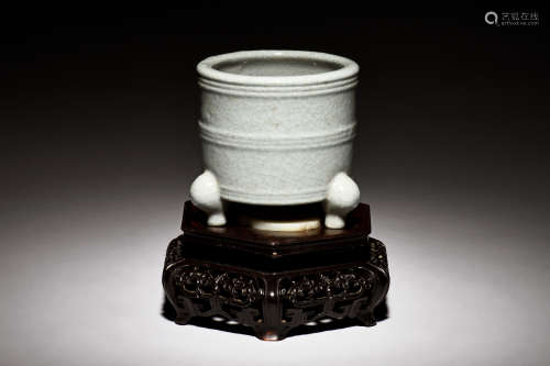 GUAN TYPE TRIPOD CENSER WITH WOOD CARVED STAND