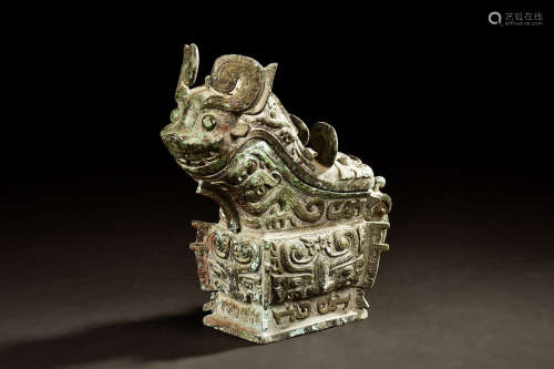 ARCHAIC BRONZE CAST 'MYTHICAL BEAST' RITUAL VESSEL WITH COVER