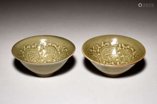 PAIR OF YAOZHOU WARE 'FLOWERS' BOWLS