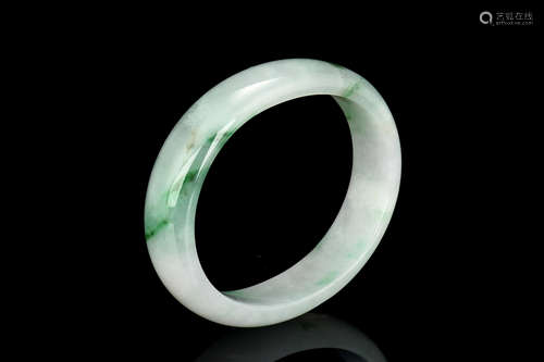 JADEITE ROUND BANGLE WITH CERTIFICATE