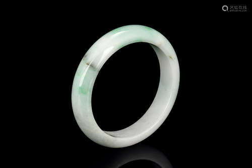 JADEITE ROUND BANGLE WITH CERTIFICATE