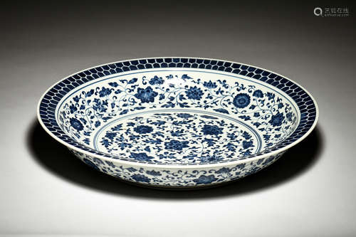 LARGE BLUE AND WHITE 'FLOWERS' CHARGER