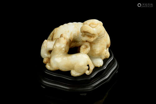 JADE CARVED 'LIONS' FIGURE