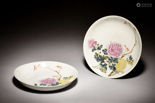 PAIR OF FAMILLE ROSE 'FLOWERS' DISH