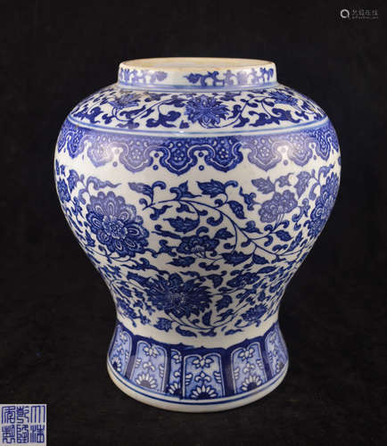 A BLUE AND WHITE LEAFY SCROLLS PATTERN JAR