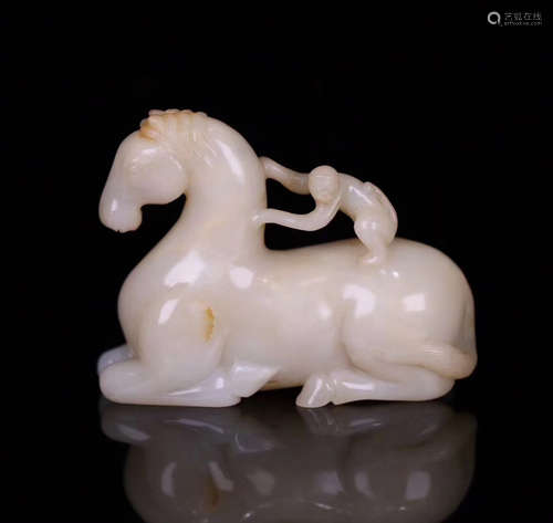 A HORSE AND MONKEY SHAPED HETIAN JADE PENDANT