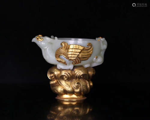 A HETIAN WHTIE JADE AND GOLD DECORATED CUP