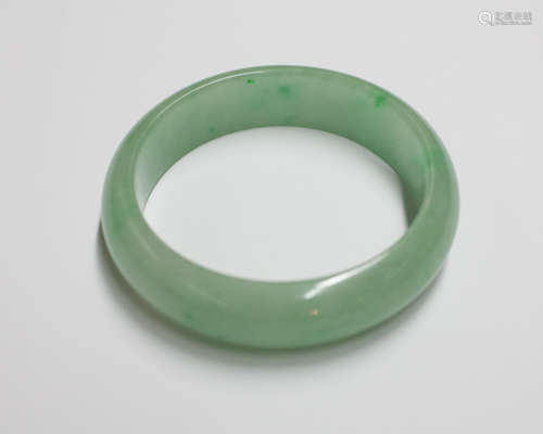 A ROUND SHAPED JADEITE BANGLE