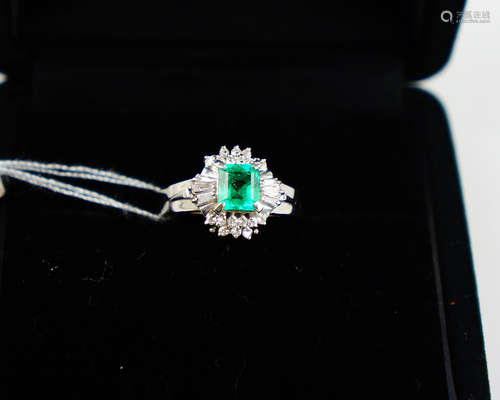 EMERALD PLATINUM RING WITH DIAMOND