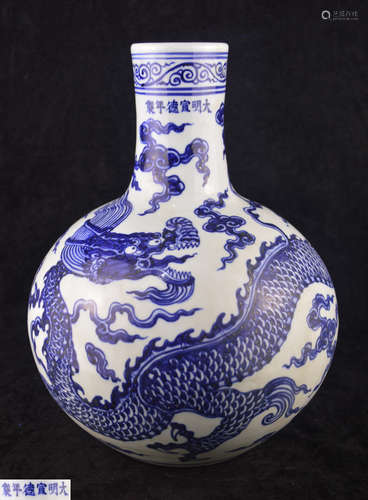 A BLUE AND WHITE DRAGON PATTERN TIANQIU VASE