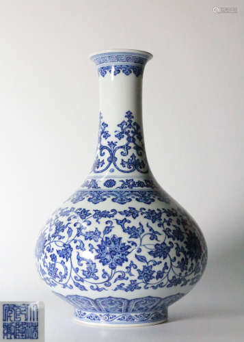 DAQING QIANLONG NIANZHI MARK BLUE&WHITE VASE