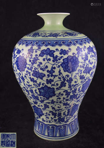 A BLUE AND WHITE LEAFY SCROLLS PATTERN MEI VASE