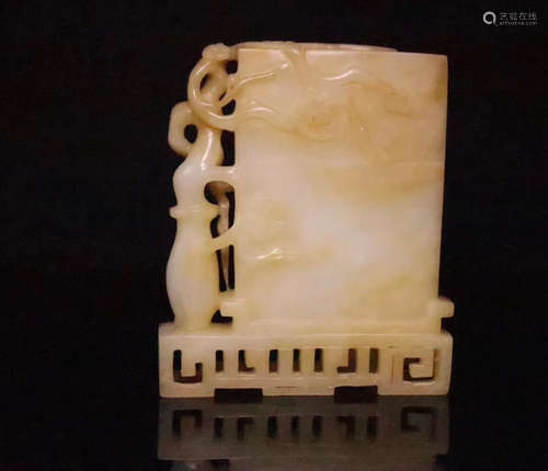 A YELLOW HETIAN JADE SMALL SCREEN PENDANT