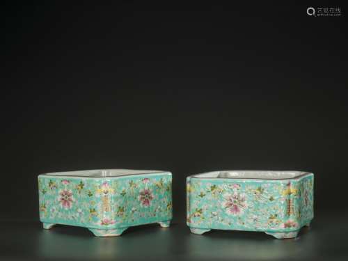 Chinese Works of ArtA PAIR OF FAMILLE ROSE ENAM...