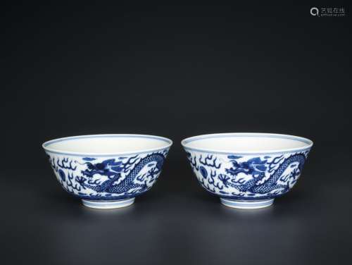 Chinese Works of ArtA PAIR OF BLUE AND WHITE 'D...