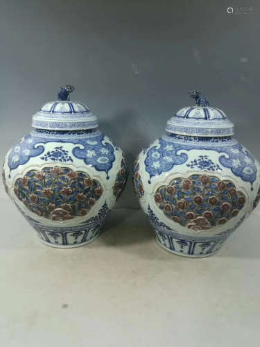 A PAIR OF BLUE&WHITE BEAST DESIGN UNDERGLAZE RED COVERED JARS