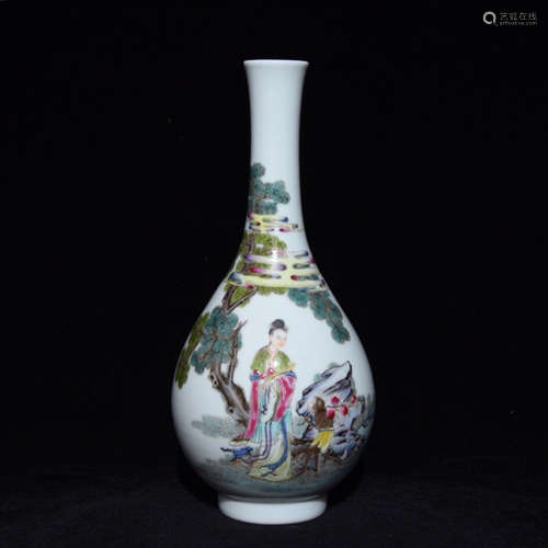 A FIGURE DESIGN FAMILLE ROSE VASE