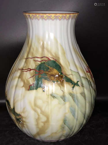 A DRAGON PATTERN FAMILLE ROSE VESSEL