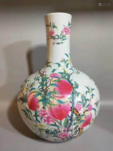 A PEACH PATTERN FAMILLE ROSE GLOBULAR VASE