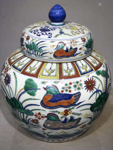 14-16TH CENTURY, A MANDARIN DUCK PATTERN FIVE-COLOUR COVERED POT, MING DYNASTY