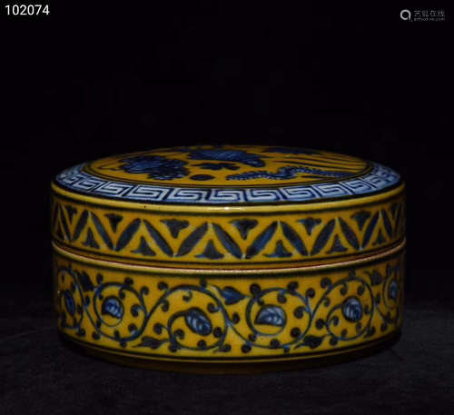 14-16TH CENTURY, A BLUE&WHITE FISH&ALGAE PATTERN YELLOW GLAZED BOX, MING DYNASTY