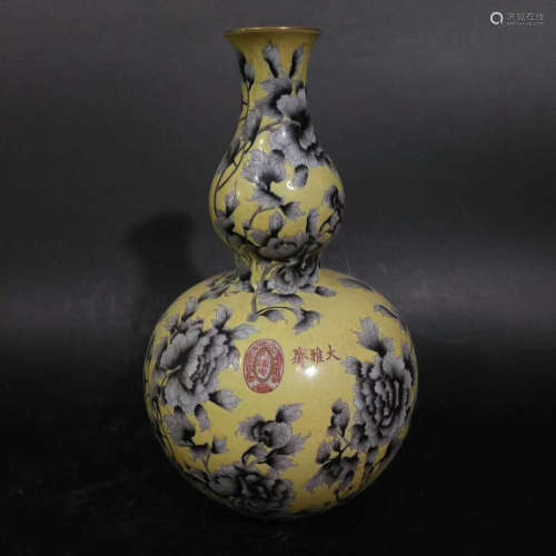 A GOURD DESIGN YELLOW GLAZE GRISAILLE PAINTING VASE