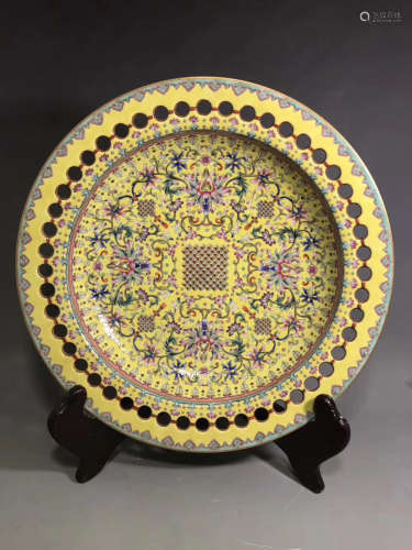 A FLORAL PATTERN YELLOW GLAZED PLATE