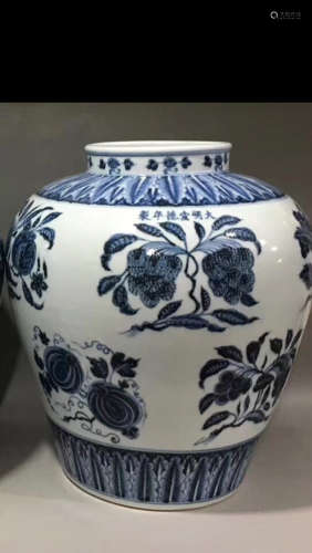 A BLUE&WHITE FLORAL AND FRUIT PATTERN JAR