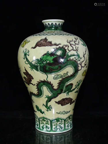 17-19TH CENTURY, A DRAGON PATTERN PRIME TRI-COLOR GLAZED PLUM VASE, QING DYNASTY