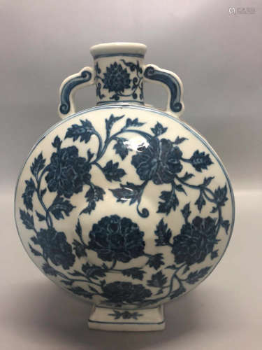 17-19TH CENTURY, A BLUE&WHITE FLORAL PATTERN DOUBLE-EAR VASE, QING DYNASTY
