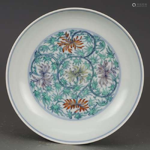 CHINESE DOUCAI PORCELAIN PLATE