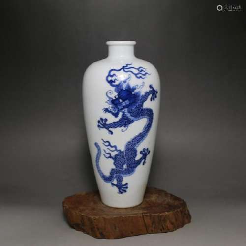 CHINESE BLUE AND WHITE DRAGON VASE