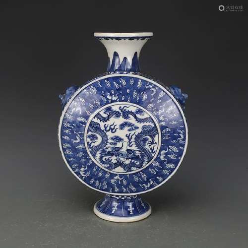 CHINESE BLUE AND WHITE PORCELAIN VASE