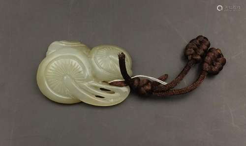 CHINESE WHITE JADE MUSHROOM PENDANT