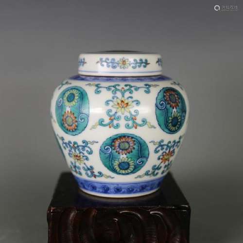 CHINESE DOUCAI PORCELAIN COVER JAR