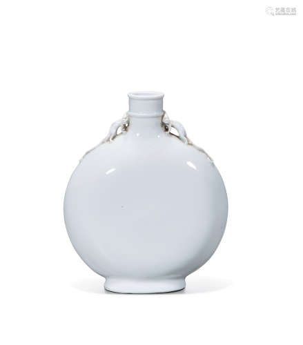 清十八世纪 白釉双螭龙耳扁瓶