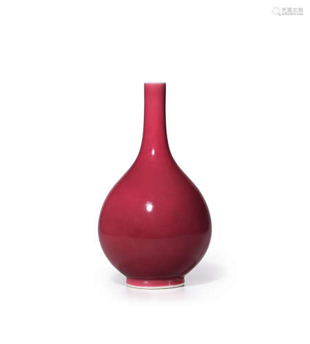 清十八世纪 霁红釉直颈瓶